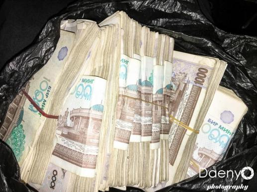 Uzbek money: 1.000.000 S'om worth around 150€